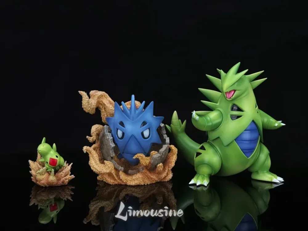 [PREORDER] 1/20 Scale World Figure [LIMOUSINE] – Larvitar & Pupitar & Tyranitar