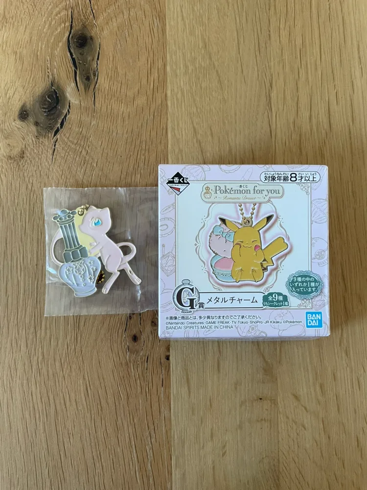 Pokémon – Mew Ichiban Kuji Romantic Dresser Metal 4 cm – Porte-clés